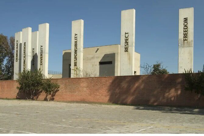 Apartheid Museum and Soweto Tour in Johannesburg - The core idea: history first, then streets