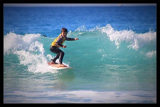 Beginner group surf lesson - The 2-hour flow: theory first, then practical tries