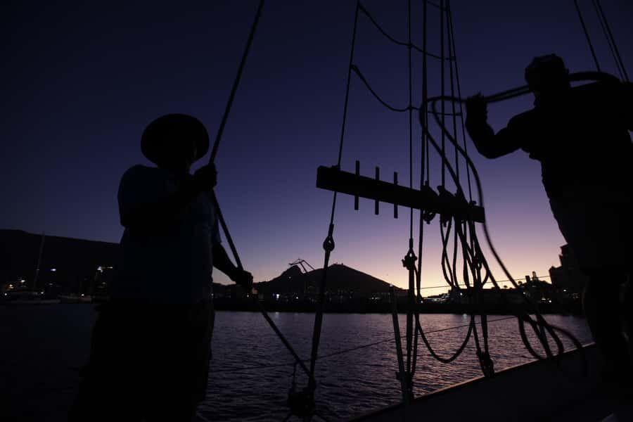 Cape Town: New Year's Eve Fireworks Cruise - The 2-hour plan: what happens before midnight