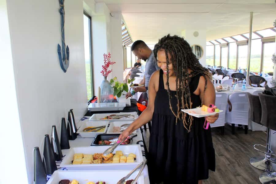 Hartbeespoort Dam: The Luxury Alba Boat Cruise with Food - Onboard Service: Welcome Drink and Gourmet Finger Foods at Your Table