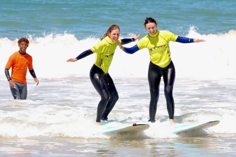 Jeffreys Bay: Learn to Surf Group Lesson - The meeting point: simple, walkable, and no hotel shuffle