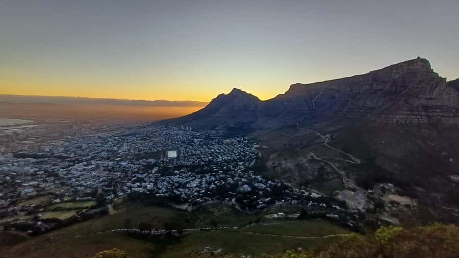 Lion's Head: Hike with a registered hiking guide - Summit break: sunrise, light snacks, and the Cape Town 360° view