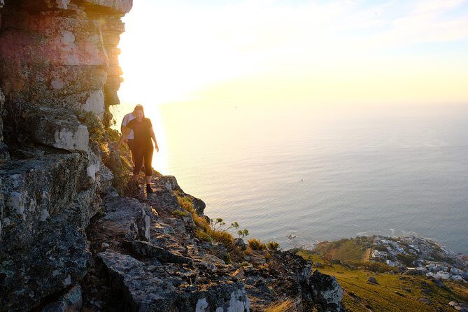 Lion's Head Sunset Hike in Cape Town - Torchlight descent: headlamps make the difference