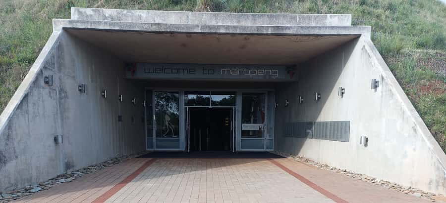 Pretoria/Sandton: Cradle of Humankind & Sterkfontein Caves - Sterkfontein Caves: a guided walk into strong spring