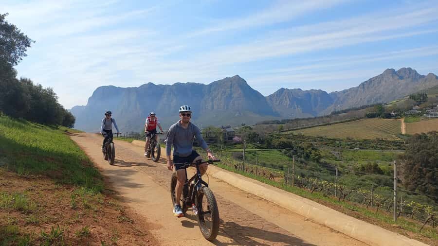 Stellenbosch: Stellenbosch Private E-Bike & Wine Tour - Banhoek Lodge meeting point and the pre-ride setup that matters
