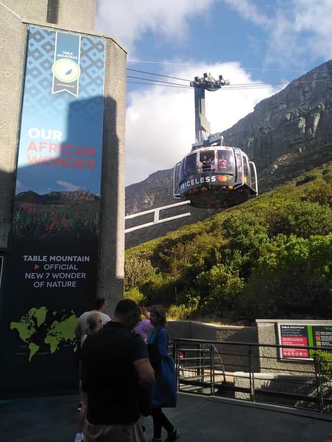 TABLE MOUNTAIN CABLE CAR EXPERIENCE WITH RESERVED TICKETS - The guided flow at the lower cable station (where time gets saved)