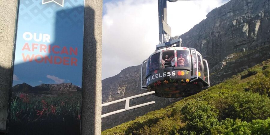 TABLE MOUNTAIN CABLE CAR EXPERIENCE WITH RESERVED TICKETS - Cable cars with rotating 360° views: the ascent is part of the show